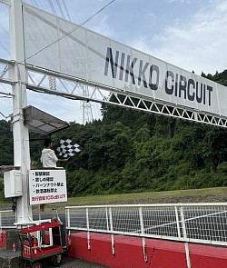 入場門までの道のり